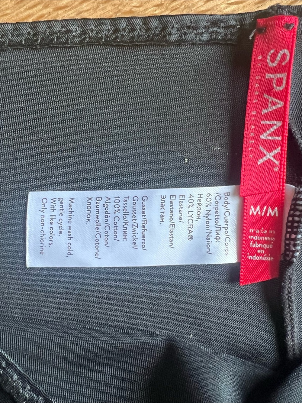 Spanx Mid-Thigh Smooth Shapewear shorts, Black, Breathable, Size M - Picture 2 of 4